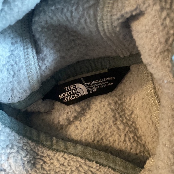 Green north face pull over - Picture 3 of 3